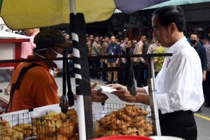 Presiden Jokowi Tinjau Harga Kebutuhan Pokok di Pasar Menteng Pulo Jakarta
