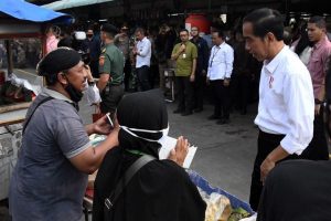 Presiden Jokowi Tinjau Harga Kebutuhan Pokok di Pasar Menteng Pulo Jakarta
