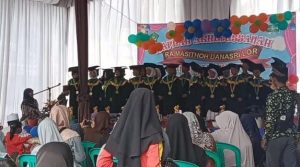 Wisuda, dan pengembalian 10 Siswa siswi Peraih Nilai Terbaik RA Masitoh Desa Danasri lor Dapat Penghargaan.