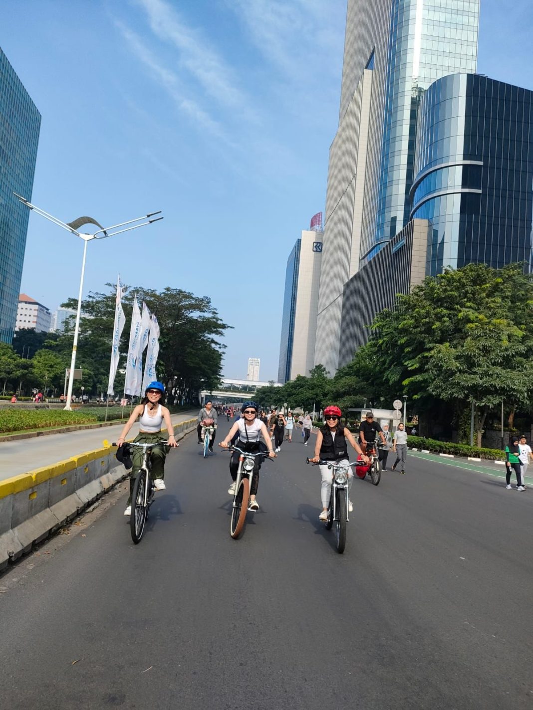 Ketua MPR RI Bamsoet Apresiasi Gerakan Komunitas Perempuan Muda Bersihkan Sampah di Ruas Jalan Jakarta