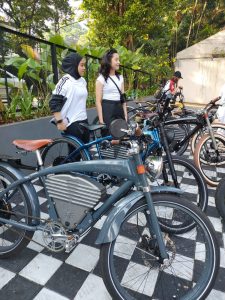 Ketua MPR RI Bamsoet Apresiasi Gerakan Komunitas Perempuan Muda Bersihkan Sampah di Ruas Jalan Jakarta
