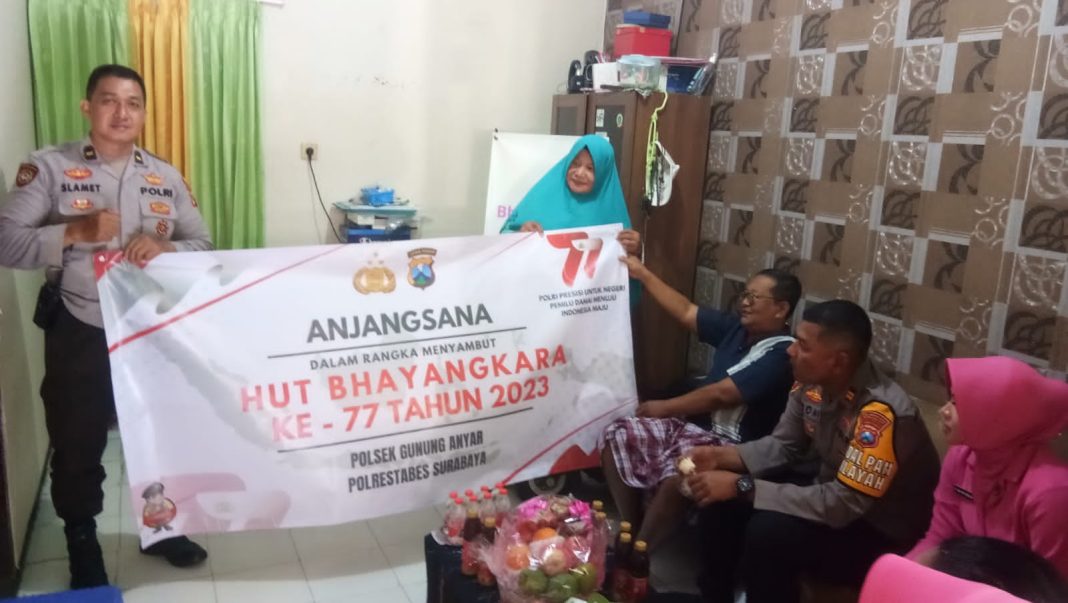 Wujud Kepedulian, Kapolsek dan Bhayangkari Ranting Gunung Anyar Jenguk Anggotanya Yang Sakit