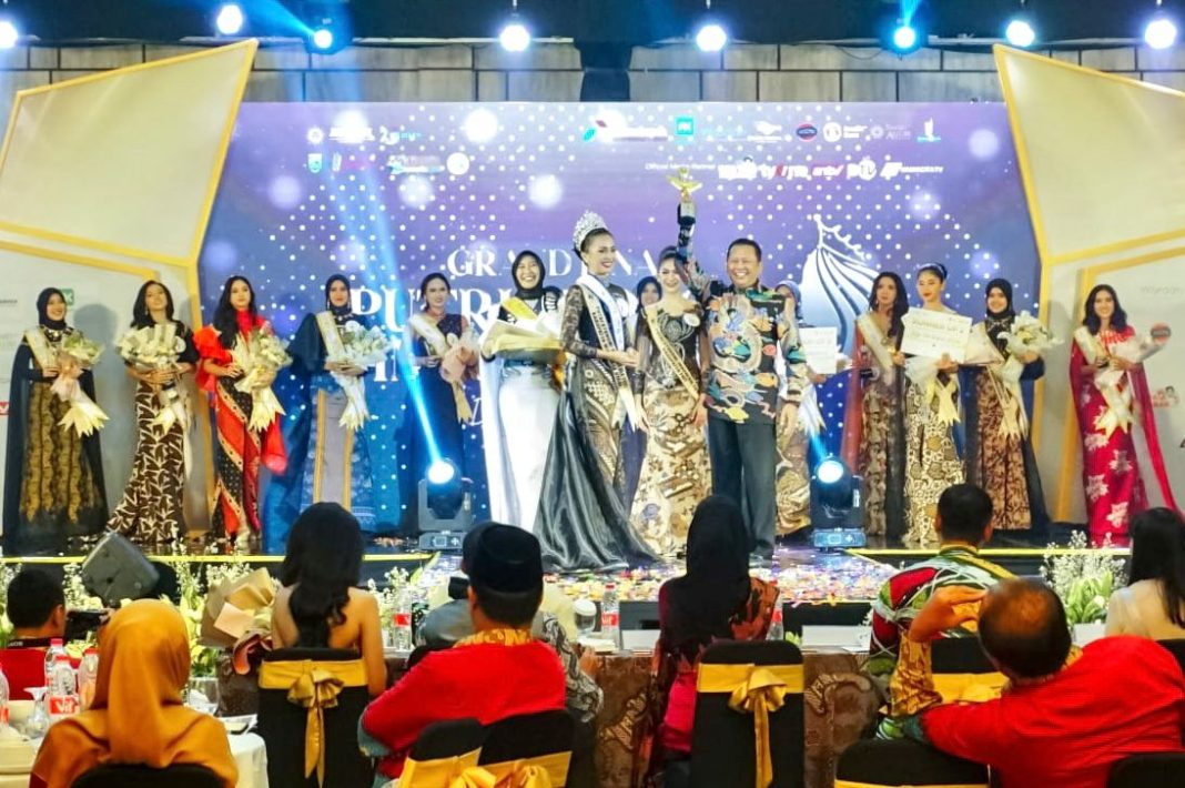 Berikan Trophy Puteri Otonomi Indonesia 2023, Ketua MPR RI Bamsoet Ajak Masifkan Vaksinasi Ideologi Empat Pilar MPR RI