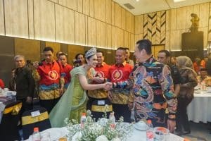 Berikan Trophy Puteri Otonomi Indonesia 2023, Ketua MPR RI Bamsoet Ajak Masifkan Vaksinasi Ideologi Empat Pilar MPR RI