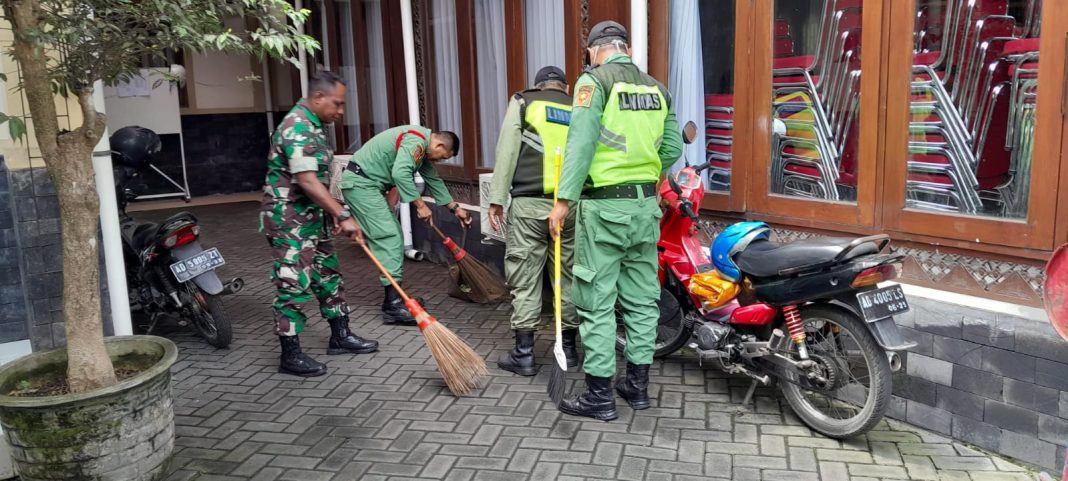 Ciptakan Lingkungan Bersih, Babinsa Bersama Linmas Kelurahan Bumi Laksanakan Kerja Bakti