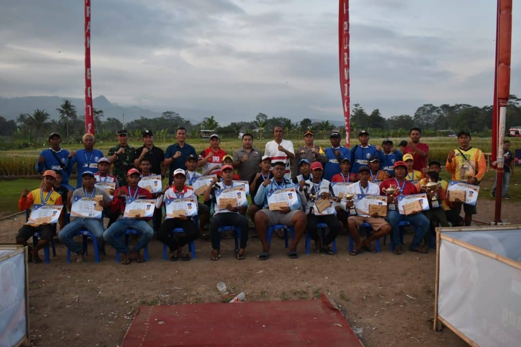 WhatsApp Image 2023-06-25 at 22.48.11 Danrem Wijayakusuma Serahkan Trophy Lomba Burung Merpati Terbang Tinggi