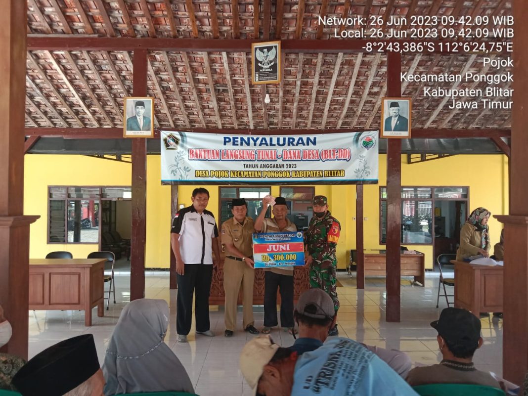 WhatsApp Image 2023-06-26 at 15.52.56 (2) Pastikan Aman Dan Tepat Sasaran, Babinsa Koramil Ponggok Dampingi Penyaluran BLT DD