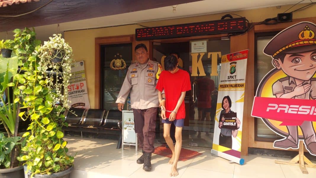 WhatsApp Image 2023-06-26 at 19.05.14 Seorang pria asal Bogor, Jawa Barat berinisial SB (22) harus pasrah mendekam di ruang tahanan Polsek Palmerah, Jakarta Barat.