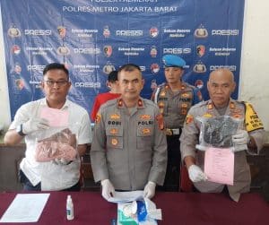 Polisi menyita sebilah pisau dapur, tas slempang warna coklat, satu potong kaos warna pink dan satu potong bra warna coklat milik korban.
