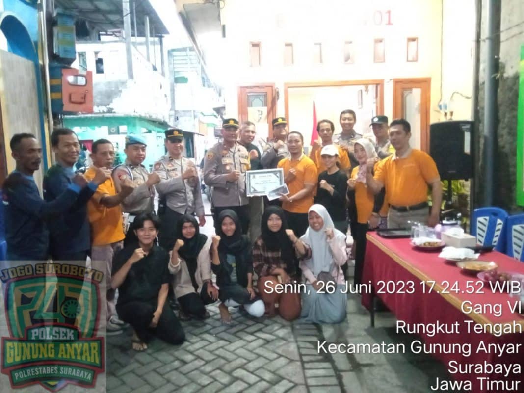 Kapolsek Gunung Anyar Berikan Reward 3 Pos RW Terbaik Se Kecamatan Gunung Anyar