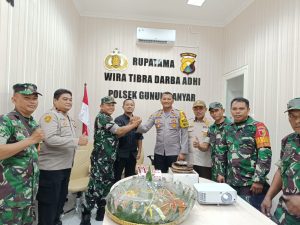 Rayakan HUT Bhayangkara ke 77 Tiga Pilar Datangi Polsek Gunung Anyar