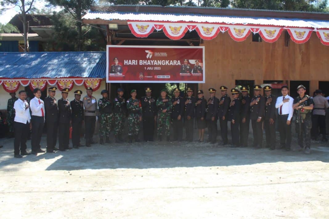 Perkuat Sinergitas TNI-Polri, Satgas Yonif 721/Mks Hadiri Peringatan HUT Bhayangkara Ke- 77