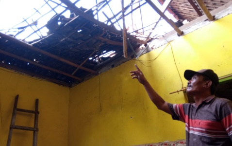 WhatsApp Image 2023-07-08 at 23.07.18 Rumah Janda Miskin di Kebaron Ambruk Diterjang Hujan, Pemerintah ke Mana?
