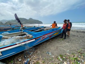 Perahu Terbalik Dihantam Ombak, 1 Orang Dikabarkan Hilang
