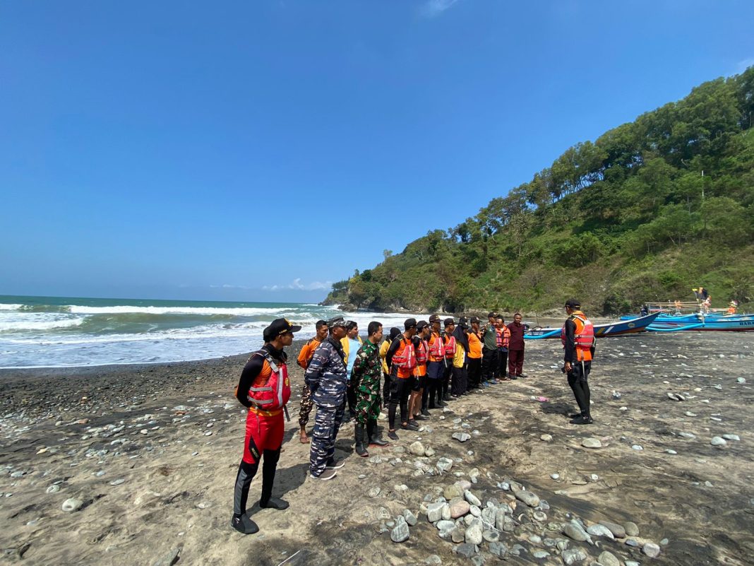 Perahu Terbalik Dihantam Ombak, 1 Orang Dikabarkan Hilang
