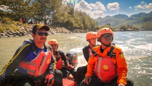 Perahu Nelayan Diterjang Ombak, 2 Orang Terjatuh, Salah Satu Masih dalam Pencarian