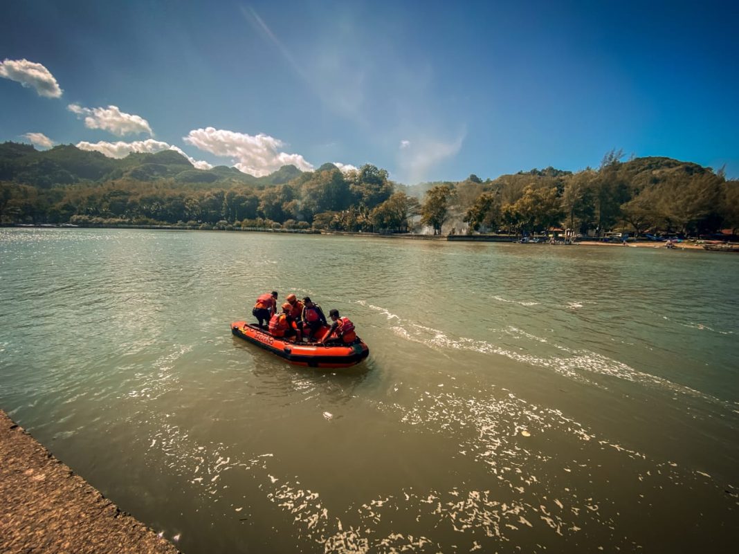 Perahu Nelayan Diterjang Ombak, 2 Orang Terjatuh, Salah Satu Masih dalam Pencarian