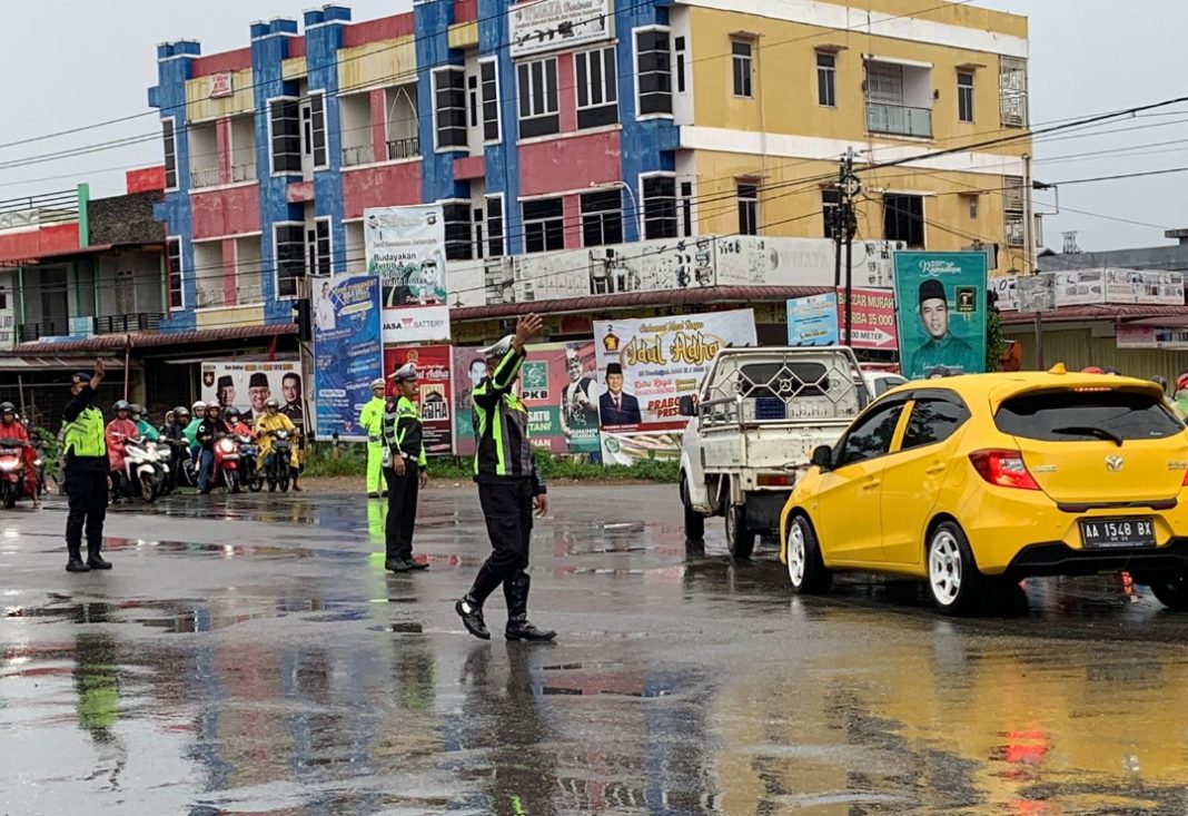 Personil Satbrimob Kalbar Kurangi Kemacetan Bantu Satuan Kewilayahan Dengan Atur Lalin
