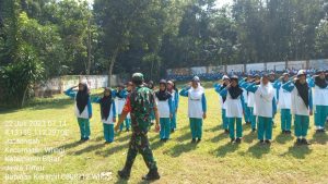 Tanamkan Disiplin Di Sekolah, Babinsa Pos Selopuro Latih Peraturan Baris Berbaris