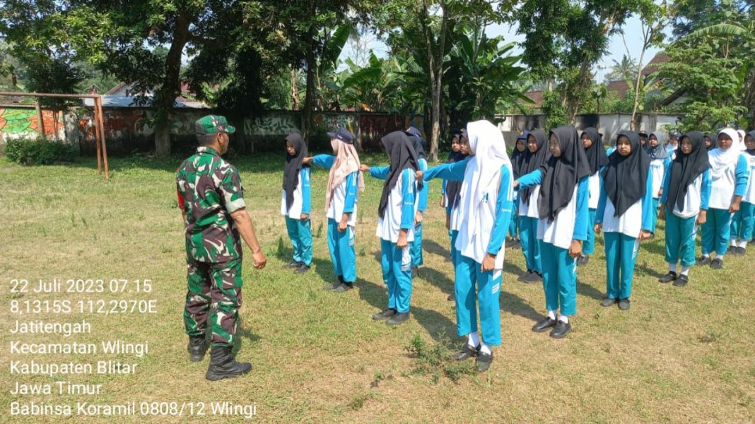 Tanamkan Disiplin Di Sekolah, Babinsa Pos Selopuro Latih Peraturan Baris Berbaris