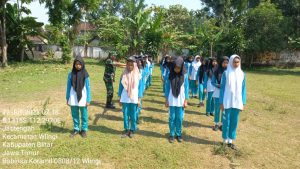 Tanamkan Disiplin Di Sekolah, Babinsa Pos Selopuro Latih Peraturan Baris Berbaris