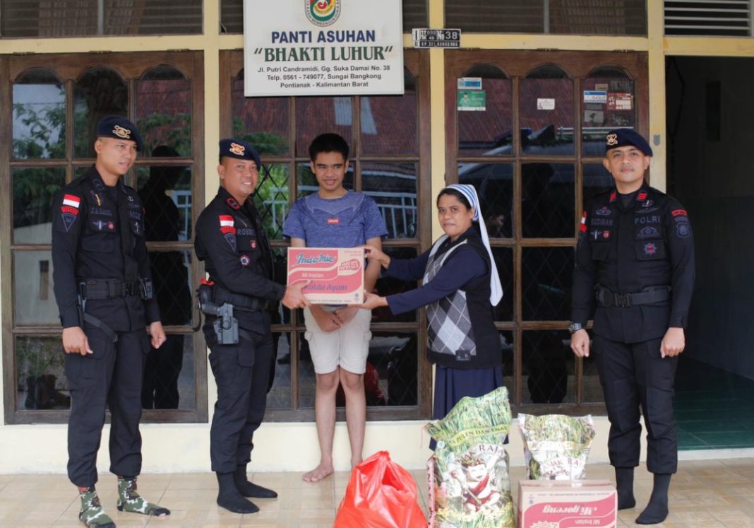 Peduli Sesama Satbrimob Polda Kalbar, Salurkan Bantuan Kemanusiaan Disalah Satu Panti Asuhan