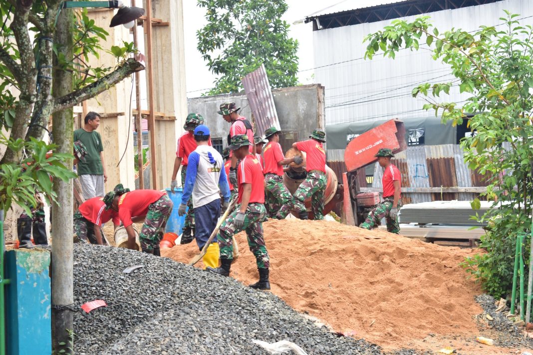 Jalin Kebersamaan Prajurit Pasmar 3 Gotong Royong Bangun Masjid