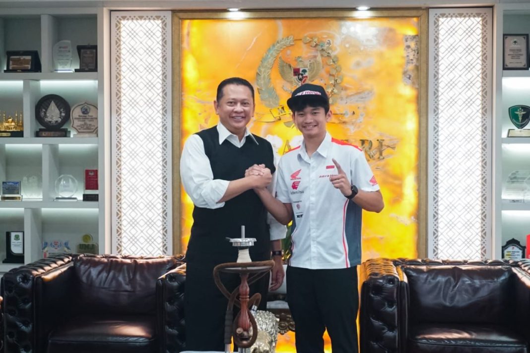 Ketua IMI Bamsoet Berikan Uang Pembinaan Rp 100 Juta Kepada Pembalap Indonesia Fadilah Arbi Aditama yang Berhasil Sabet Juara I FIM JuniorGP World Championship 2023 di Spanyol