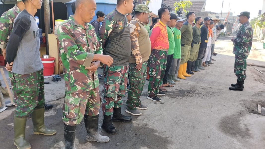 Personil Koramil 03/Serengan Kerja Bakti Bersama Warga Untuk Menumbuhkan Kesadaran