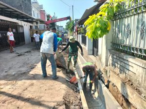 Personil Koramil 03/Serengan Kerja Bakti Bersama Warga Untuk Menumbuhkan Kesadaran