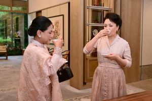 omen Ibu Iriana Jokowi Minum Teh Dengan Madam Peng Liyuan