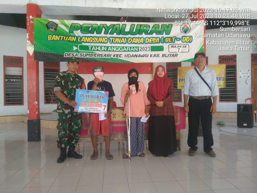 Pastikan Tepat Sasaran, Babinsa Koramil Udanawu Dampingi Penyaluran BLT DD Di Wilayah Binaannya
