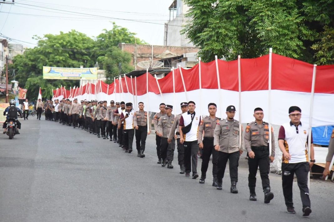 Polres Bireuen Kirab Bendera Merah Putih Sepanjang 100 M
