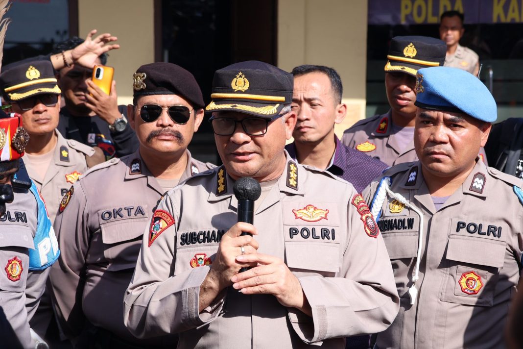 Bakar Ban dan Sembelih Ayam, Aliansi Masyarakat Dayak Kalbar Demo di Polda Kalbar, Desak Polisi Tangkap dan Proses Rocky Gerung
