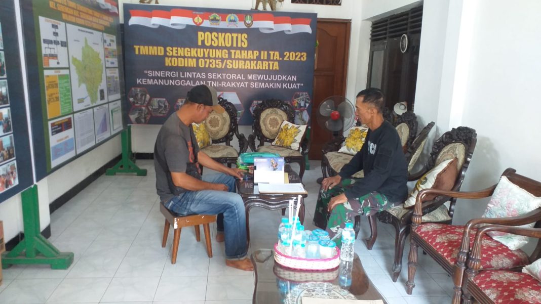 Sambil Menyelam Minum Air, Di Sela Sela Kerja bakti TMMD, TNI Manfaatkan waktu Silaturahmi Dengan Warga