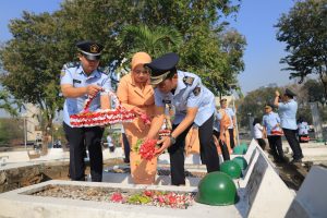 Peringati Hari Lahir, Kemenkumham Jatim Ziarah ke Makam Pahlawan