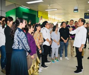 Presiden Jokowi Naik LRT Jabodebek Bersama Para Penggiat Seni Tanah Air
