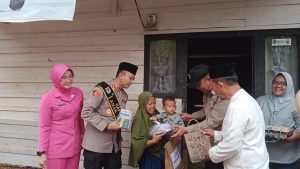 Kapolres Lubuk Linggau Beserta ibu ibu Bhayangkari dan Kadinkes
Kunjungi Anak terdampak Stunting 