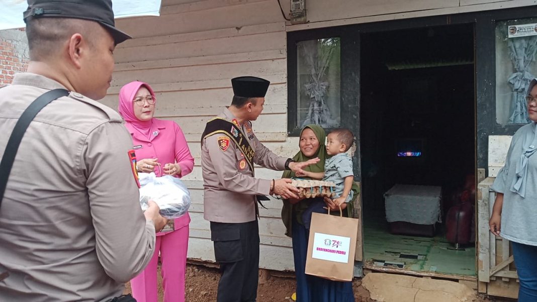 Kapolres Lubuk Linggau Beserta ibu ibu Bhayangkari dan Kadinkes Kunjungi Anak terdampak Stunting