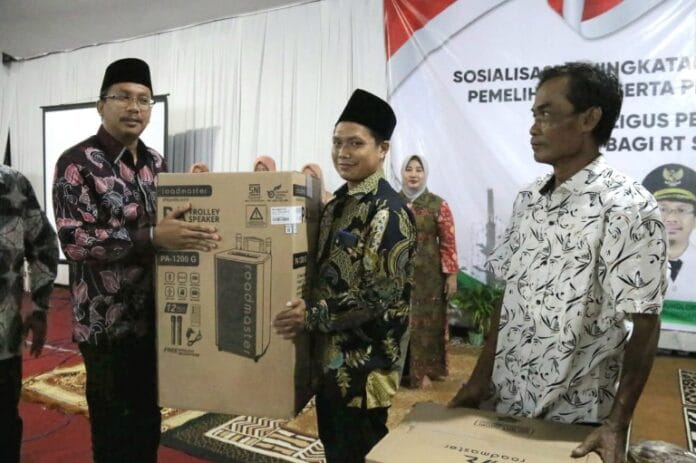 WhatsApp Image 2023-08-12 at 23.32.35 Bupati Sidoarjo, Ahmad Muhdlor, Membagikan Sound System Untuk Ribuan RT di Tiga Kecamatan di Sidoarjo