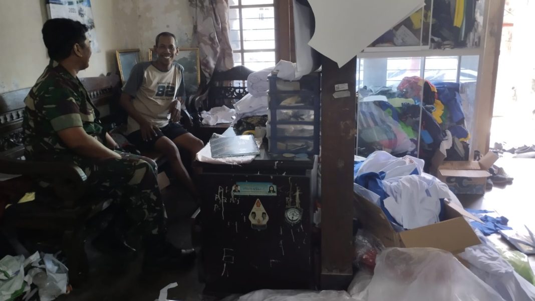 Penuh Keakraban, Bati Komsos & Babinsa Serengan Singgah Tukang Jahit Pakaian