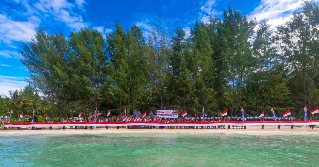TNI AL Bersama Ratusan Warga Papua Barat Daya, Sukses Kibarkan Bendera Merah Putih Sepanjang 78 M di Tapal Batas RI-Palau