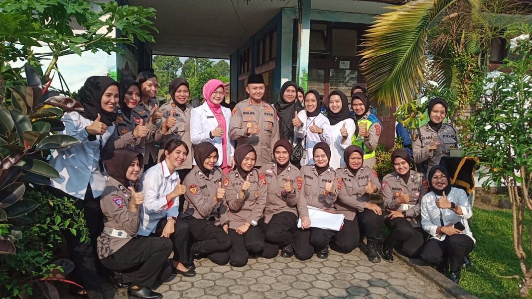 Dalam Rangka HUT Polwan Ke 75 Kapolres Lubuk Linggau dan RS Ar Bunda Kunjungi Asrama Panti Sosial Lanjut Usia