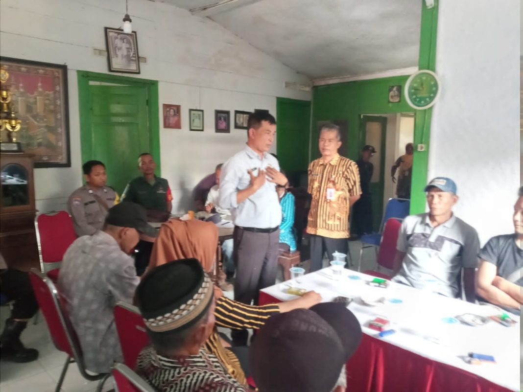 Warga Desa Brecek Beramai Ramai Datangi Pemdes Brecek Tuntut Sekdes Mundur Dari Jabatanya