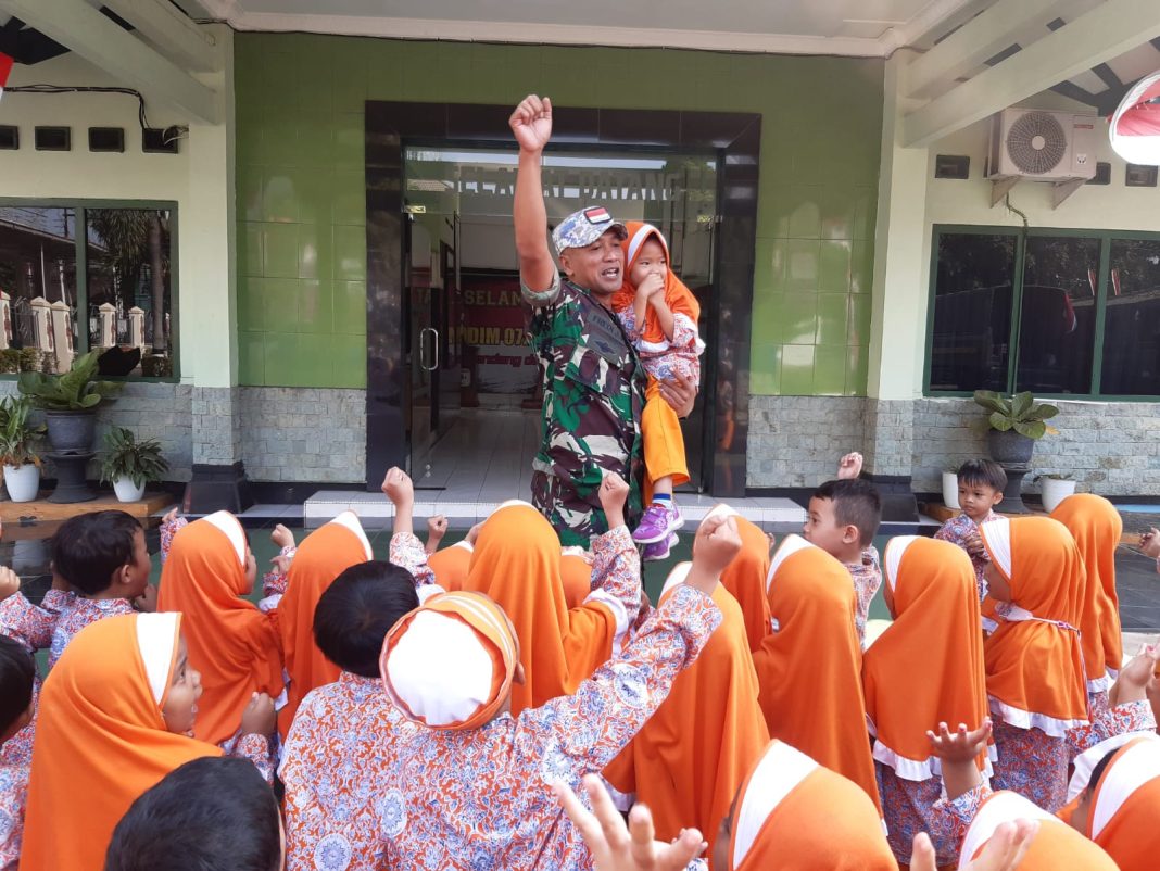 Anggota Kodim 0726/Sukoharjo dampingi anak-anak BA Aisyiah Jetis 1 Outing Class