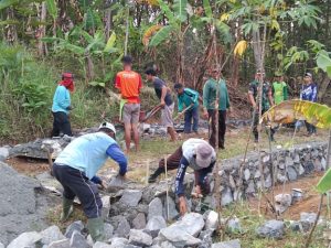 Babinsa Nogosari Turut Serta Karya Bhakti Bangun Talud