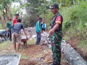 Babinsa Nogosari Turut Serta Karya Bhakti Bangun Talud