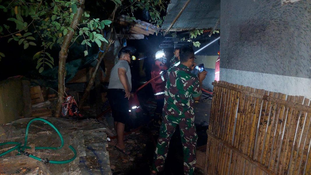 WhatsApp Image 2023-09-08 at 14.04.03 Terjadi Kebakaran Rumah, Kapolsek Bantu Padamkan Api Bersama Damkar dan Koramil