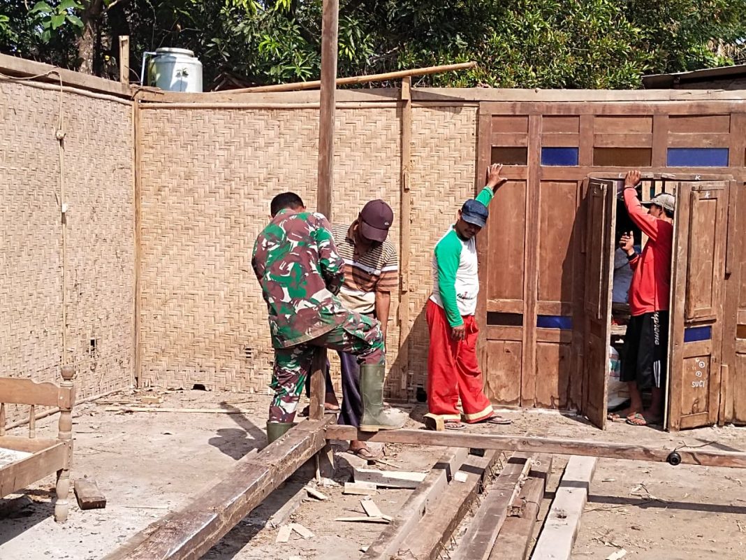 Ringankan Kesulitan Warga Binaan, Babinsa Ikut Gotong Royong Bongkar Rumah