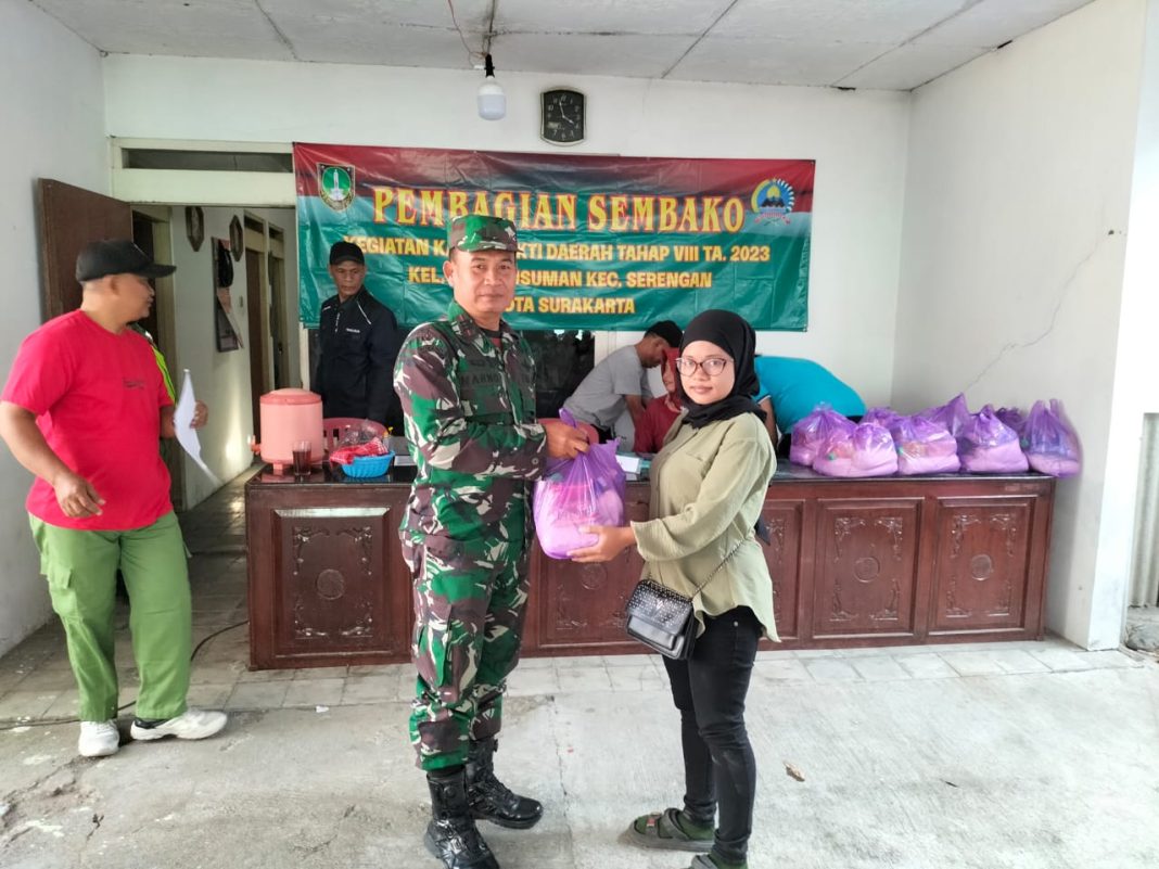 Babinsa Danukusuman Bagikan Paket Sembako Program KBD Tahap VIII TA. 2023